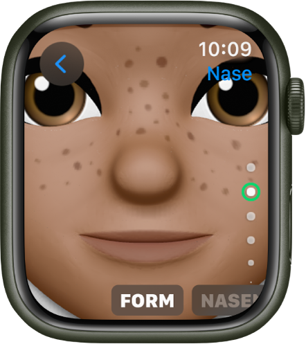 Die App „Memoji“ auf der Apple Watch mit der Anzeige zum Bearbeiten der Nase. Das Gesicht ist in einer Nahaufnahme zu sehen, die Nase befindet sich in der Mitte. Unten auf dem Display wird das Wort „Form“ angezeigt.