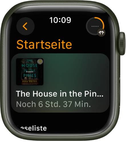 Der Home-Bildschirm in der App „Hörbücher“. Oben rechts befindet sich die Taste „Jetzt läuft“. Das derzeit wiedergegebene Buch wird in der Mitte und die verbleibende Wiedergabezeit unterhalb des Titels angezeigt.