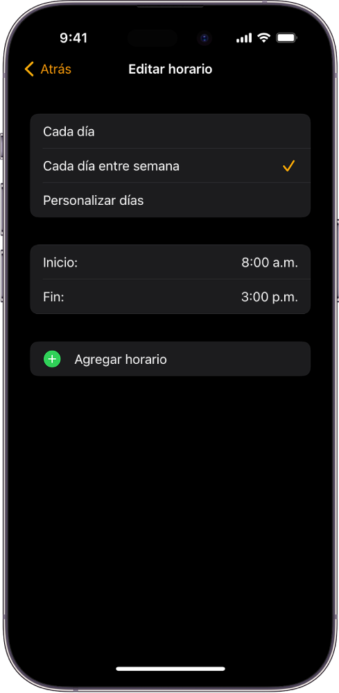 Un iPhone mostrando la pantalla Editar horario para Horario escolar. Las opciones Cada día, Entre semana y Personalizar días se muestran arriba, y la opción Entre semana está seleccionada. Las horas de inicio y fin están en el centro de la pantalla y el botón Agregar hora está debajo.