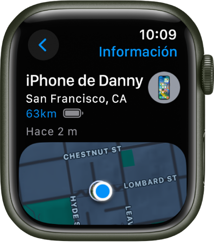 La app Encontrar Dispositivos mostrando la ubicación de un iPhone. El nombre del dispositivo está en la parte superior; debajo están la ubicación, distancia, carga de batería actual y última vez que el dispositivo respondió. En la mitad inferior de la pantalla, se muestra un mapa con un punto que indica la ubicación aproximada del dispositivo. El botón Atrás está en la esquina superior izquierda.