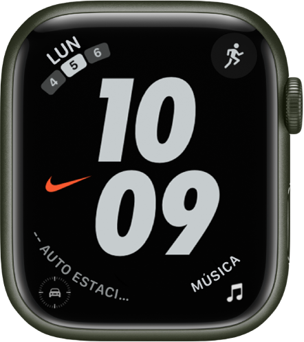 La caratula Nike (híbrido) con números de gran tamaño mostrando la hora al centro. Se muestran cuatro complicaciones: Calendario en la esquina superior izquierda, Entrenamiento en la esquina superior derecha, Punto de referencia del auto estacionado en la esquina inferior izquierda y Música en la esquina inferior derecha.