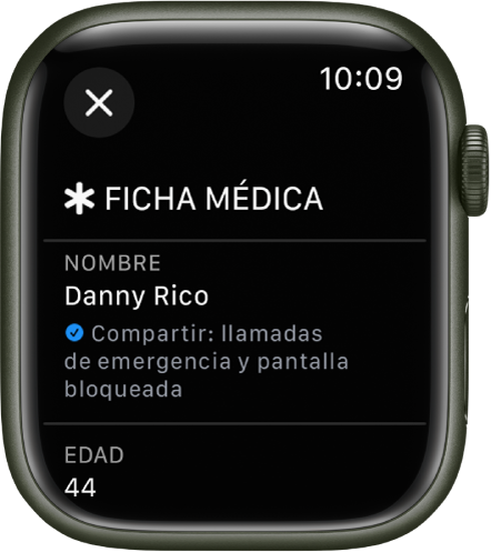 La pantalla de ficha médica se muestra en el Apple Watch con el nombre y la edad del usuario. Hay una marca de verificación debajo del nombre, que indica que la ficha médica se está compartiendo en la pantalla bloqueada. El botón Cerrar está en la esquina superior izquierda.