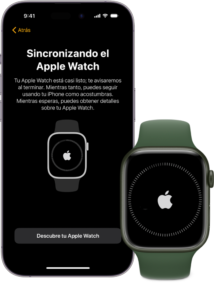 Un iPhone y un Apple Watch lado a lado. La pantalla del iPhone muestra Sincronizando el Apple Watch El Apple Watch muestra el progreso de la sincronización.