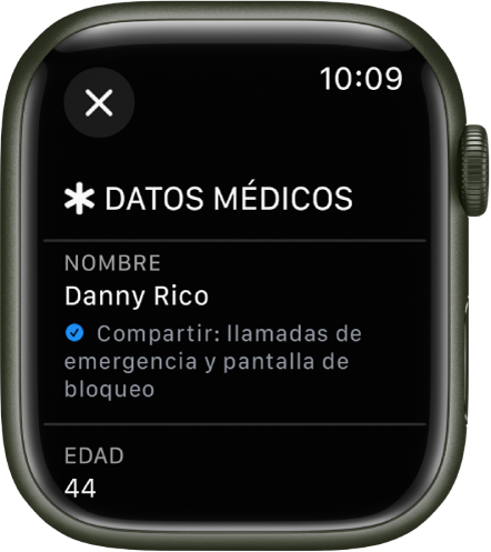La pantalla de datos médicos en el Apple Watch con el nombre y la edad del usuario. Debajo del nombre hay una marca de verificación que indica que los datos médicos se comparten en la pantalla de bloqueo. Arriba a la izquierda hay un botón de cerrar.