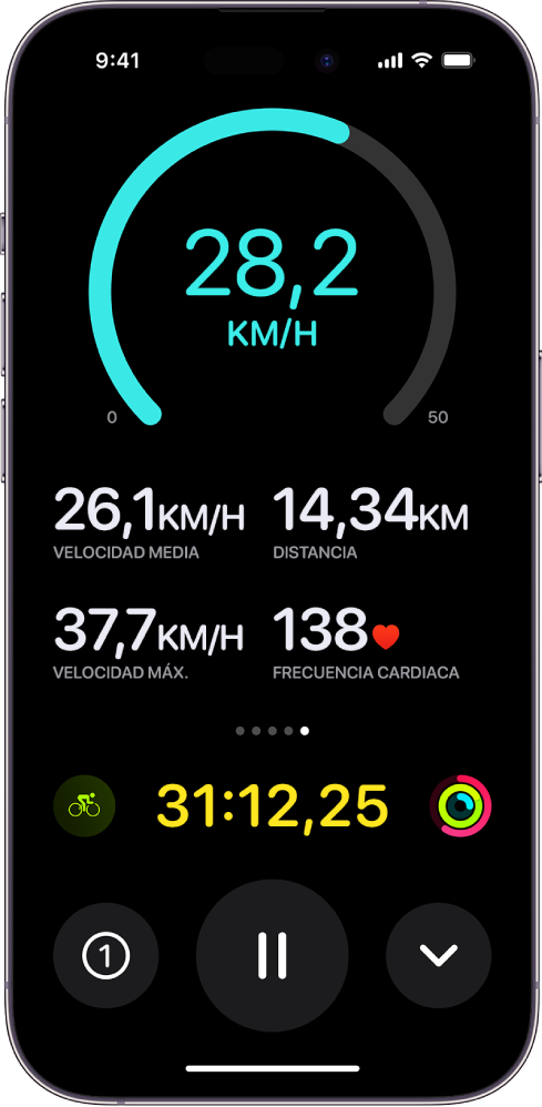 Un entreno de bici en curso aparece como una actividad en directo en el iPhone y muestra la velocidad, la velocidad media, la distancia recorrida, la velocidad máxima, la frecuencia cardiaca y el tiempo total transcurrido.