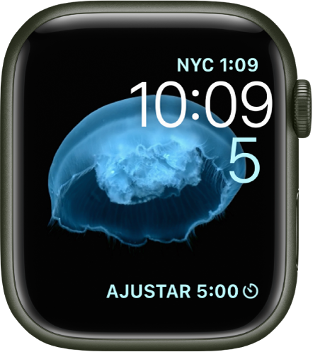 La esfera Movimiento con una medusa. Puedes seleccionar qué objeto está en movimiento y añadir varias complicaciones. Arriba a la derecha se muestra una complicación “Reloj Mundial” con la hora y la fecha debajo, y la complicación Temporizador se muestra abajo.