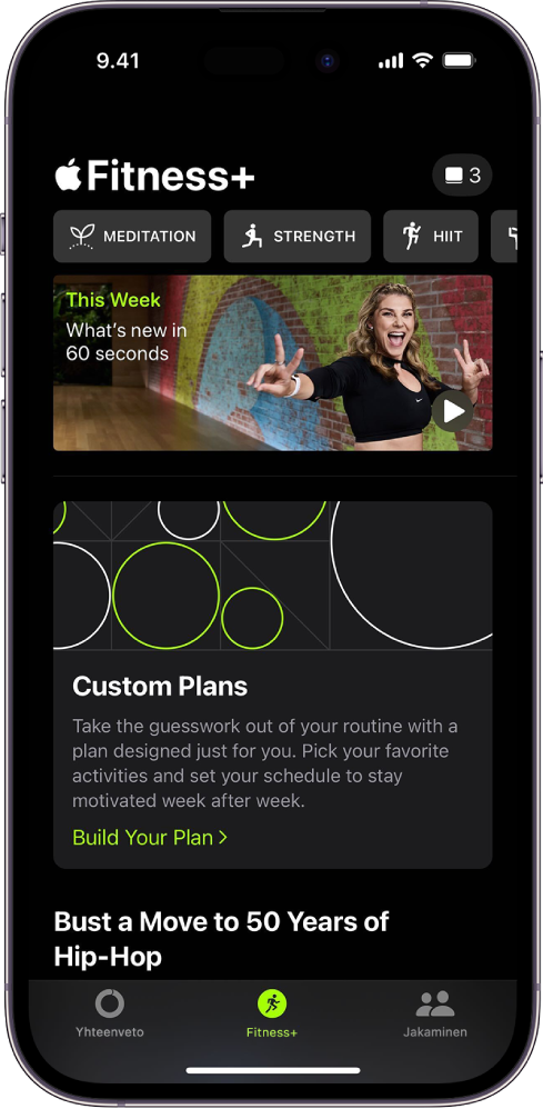 Apple Fitness+ ‑näyttö, jossa näytetään ylärivillä vasemmalta oikealle erityyppisiä treenejä. Alla näkyy tämän viikon alue. Alla näkyy oman ohjelman alue.