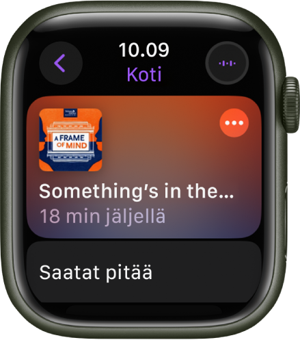 Apple Watchin Podcastit-appi, jossa näkyvät Koti‑valikko ja podcastin tunnuskuva. Toista jakso painamalla tunnuskuvaa.