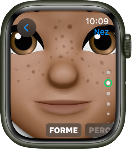 L’app Memoji sur l’Apple Watch qui affiche l’écran de modification Nez. Il y a un gros plan sur le visage qui est centré sur le nez. Le mot « Forme » s’affiche dans le bas.