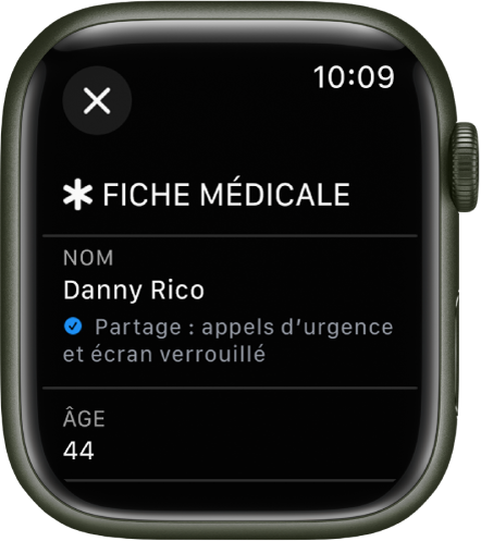 L’écran Fiche médicale sur l’Apple Watch qui montre le nom de l’utilisateur et son âge. Une coche sous le nom indiquant que la fiche médicale est partagée sur l’écran de verrouillage. Un bouton Fermer se trouve en haut à gauche.