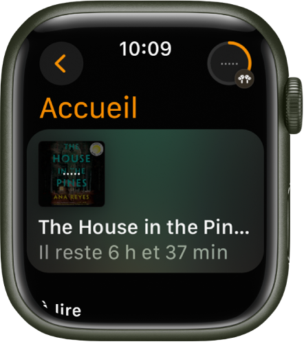 L’écran Accueil dans l’app Livres audio. Le bouton À l’écoute se situe en haut à droite. Le livre en cours d’écoute s’affiche au centre avec le temps restant en dessous du titre.
