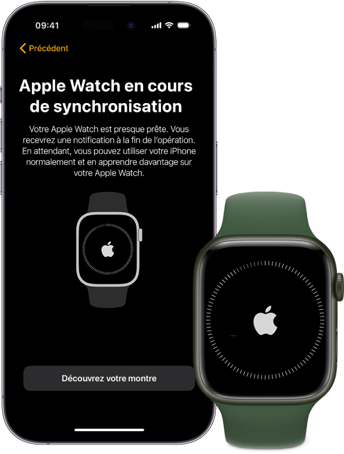 Un iPhone et une Apple Watch côte à côte. L’écran de l’iPhone affiche « Apple Watch en cours de synchronisation ». L’Apple Watch affiche la progression de la synchronisation.
