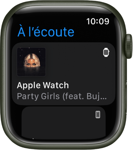 L’app À l’écoute qui affiche une liste d’appareils. La musique en cours de lecture sur l’Apple Watch s’affiche en haut de la liste. Une entrée d’iPhone se trouve en dessous.