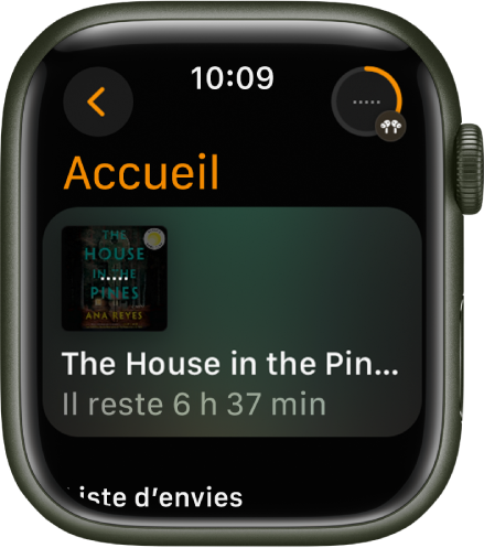 L’écran Accueil dans l’app Livres audio. Le bouton Écouter se trouve en haut à droite. Le livre en cours de lecture est affiché au milieu, avec le temps restant indiqué sous le titre.