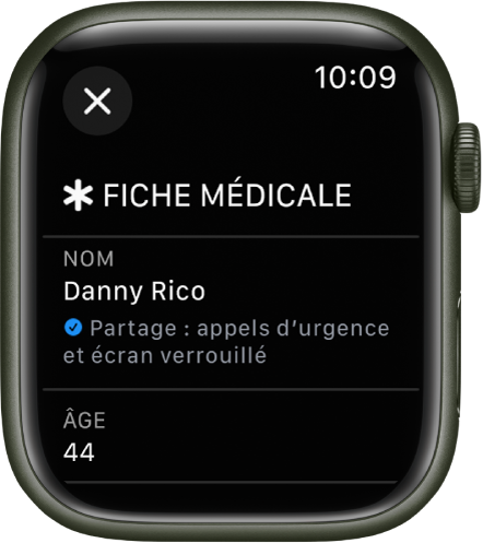 L’écran « Fiche médicale » de l’Apple Watch affichant le nom et l’âge d’un utilisateur. Une coche est affichée sous le nom. Elle indique que la fiche médicale est partagée sur l’écran verrouillé. Un bouton Fermer se trouve en haut à gauche.