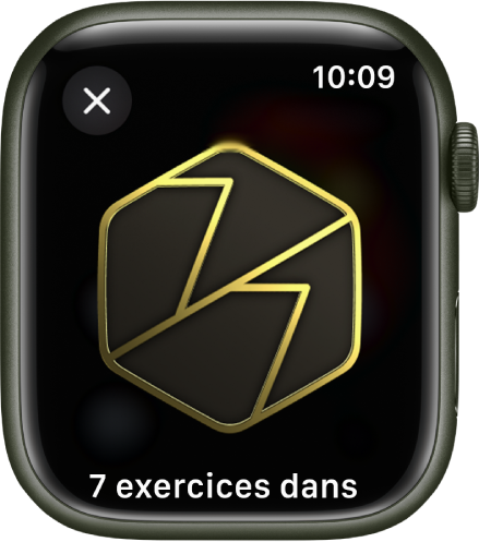 Apple Watch montrant la réalisation d’un trophée. Sous le trophée se trouve sa description. Vous pouvez faire glisser le trophée pour le faire pivoter.