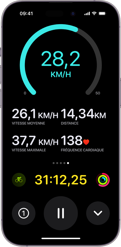 Un exercice de vélo en cours est affiché en tant qu’activité en direct sur l’iPhone, et indique la vitesse, la vitesse moyenne, la distance parcourue, la vitesse maximale, la fréquence cardiaque et le temps écoulé total pour l’exercice.
