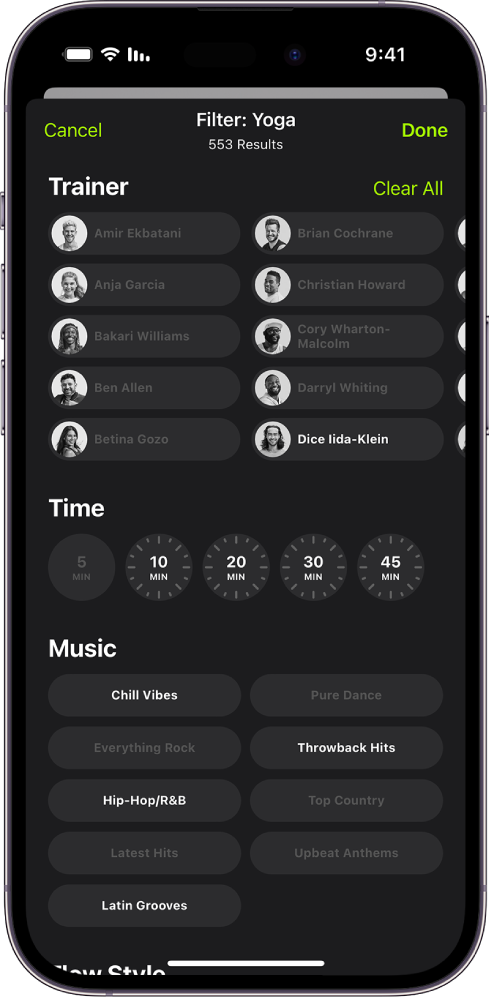 מסך Apple Fitness+‎ מראה אפשרויות למיון וסינון של אימונים. בראש המסך מופיעה רשימה של מאמנים. מרווחי הזמן מופיעים במרכז המסך. מתחת לזמן מופיעה רשימה של סגנונות מוזיקליים.