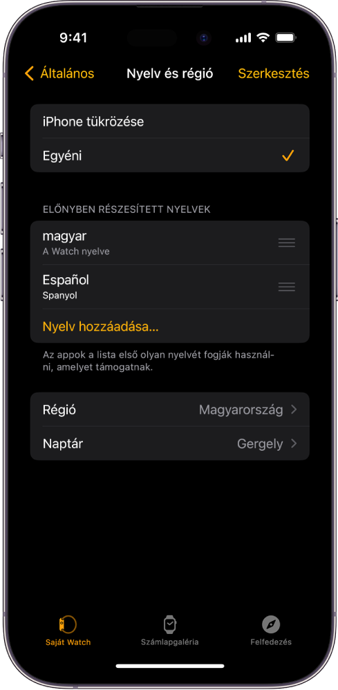 A Nyelv és régió képernyő az Apple Watch appban, amelyen az angol és a spanyol nyelv látható az Előnyben részesített nyelvek szakaszban.