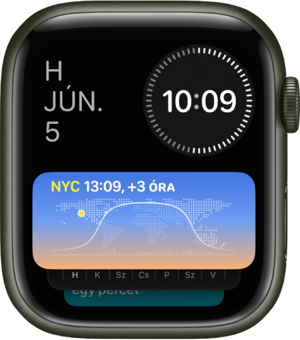 Három widget látható az Apple Watch Intelligens paklijában: A nap és a dátum a bal felső, a digitális idő a jobb felső részen, a Világóra pedig középen található.