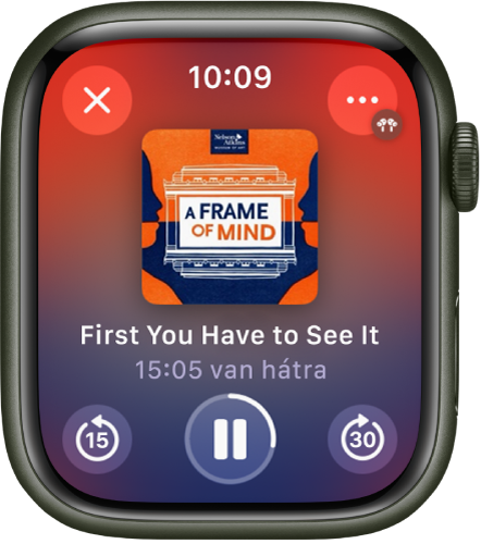A Podcastok app a Lejátszás alatt képernyője a középen látható albumborítóval, epizódcímmel és hátralévő idővel. A képernyő alján a Léptetés vissza, Lejátszás/szüneteltetés és a Léptetés előre gombok láthatók. A További beállítások gomb a jobb felső, míg a Bezárás gomb a bal felső sarokban látható.