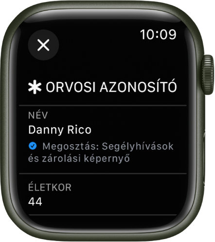 Az Apple Watch Egészségügyi azonosító képernyőjén a felhasználó neve és életkora látható. A név alatt egy pipajel látható, ezzel jelölve, hogy az orvosi azonosító meg van osztva a zárolási képernyőn. A Bezárás gomb a bal felső részen található.
