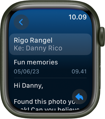 Pesan email dibuka di app Mail. Nama penerima muncul di bagian atas, subjek, tanggal dan waktu di bawah, lalu badan pesan di dekat bagian bawah. Tombol Balas berada di kanan bawah dan tombol Kembali di kiri atas.