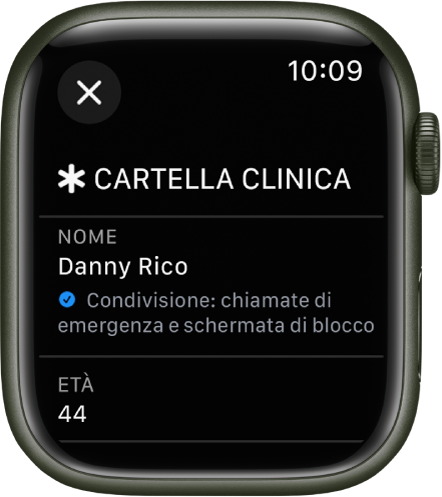 La schermata della cartella clinica su Apple Watch con il nome e l’età dell’utente. Sotto al nome è visibile un segno di spunta, a indicare che la cartella clinica viene condivisa anche quando lo schermo è bloccato. In alto a sinistra è visibile il pulsante Chiudi.