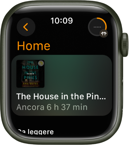 La schermata Home nell’app Audiolibri. In alto a destra è presente il pulsante “In riproduzione”. Al centro, è presente il libro in ascolto, con l’indicazione del tempo rimanente sotto al titolo.