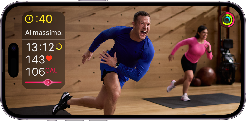 Un allenamento di Fitness+ su iPhone e che mostra il tempo restante, la frequenza cardiaca e le calorie bruciate.