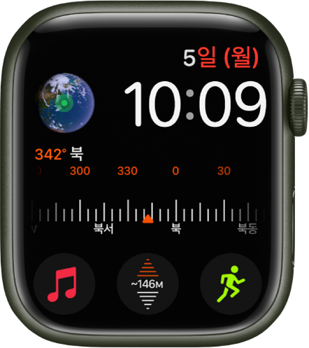 오른쪽 상단에 날짜와 시간을 표시하고, 여섯 개의 컴플리케이션이 있는 모듈 시계 페이스: 왼쪽 상단에 지구, 중앙에 나침반, 하단에 음악, 고도 및 운동이 있음.