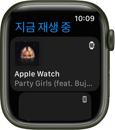 지금 재생 중 앱에 기기 목록이 표시됨. Apple Watch에서 재생 중인 음악이 목록 상단에 있음. 아래에는 iPhone 항목이 있음.