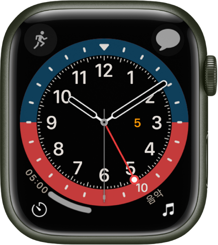 GMT 시계 페이스에서 페이스 색상을 조절할 수 있음. 시계 페이스에 표시된 네 개의 컴플리케이션으로 왼쪽 상단에 운동, 오른쪽 상단에 메시지, 왼쪽 하단에 타이머, 오른쪽 하단에 음악이 있음.