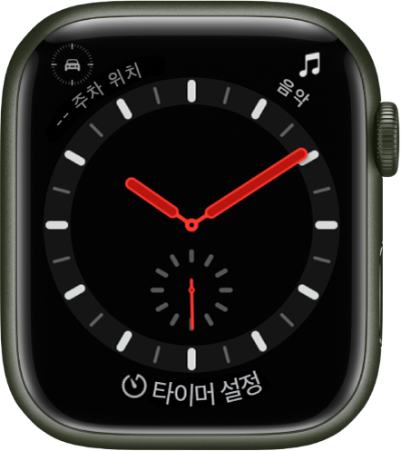 익스플로러 시계 페이스는 아날로그 시계임. 시계 페이스에 표시된 세 개의 컴플리케이션으로 왼쪽 상단에 주차 위치 경유지, 오른쪽 상단에 음악, 하단에 타이머가 있음.