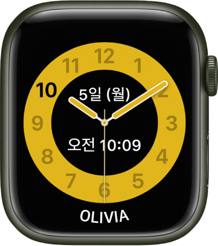 중앙 근처에 날짜 및 디지털 시간이 있는 아날로그 시계를 표시하는 ‘수업 시간’ 시계 페이스. 하단에 시계를 사용하는 사람의 이름이 있음.