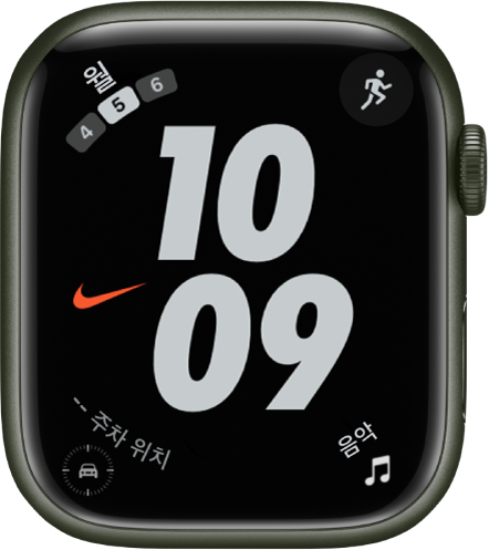 중앙에 시간이 큰 숫자로 표시된 Nike 하이브리드 시계 페이스. 표시된 네 개의 컴플리케이션으로 왼쪽 상단에 캘린더, 오른쪽 상단에 운동, 왼쪽 하단에 주차 위치 경유지, 오른쪽 하단에 음악이 있음.
