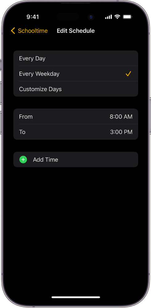 „iPhone“: rodomas „Schooltime“ ekranas „Edit Schedule“. Viršuje rodomos parinktys „Every Day“, „Every Weekday“ ir „Customize Days“; pasirinkta „Every Weekday“. Ekrano viduryje rodomos valandos „From“ ir „To“, o žemiau yra mygtukas „Add Time“.