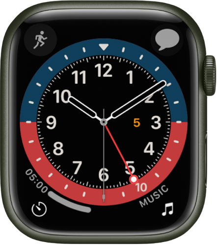 Laikrodžio ciferblatas „GMT“: galite keisti ciferblato spalvą. Rodomi keturi valdikliai Valdiklis „Workout“ pateiktas viršuje kairėje, „Messages“ pateiktas viršuje dešinėje, „Timer“ pateiktas apačioje kairėje, o „Music“ – apačioje dešinėje.
