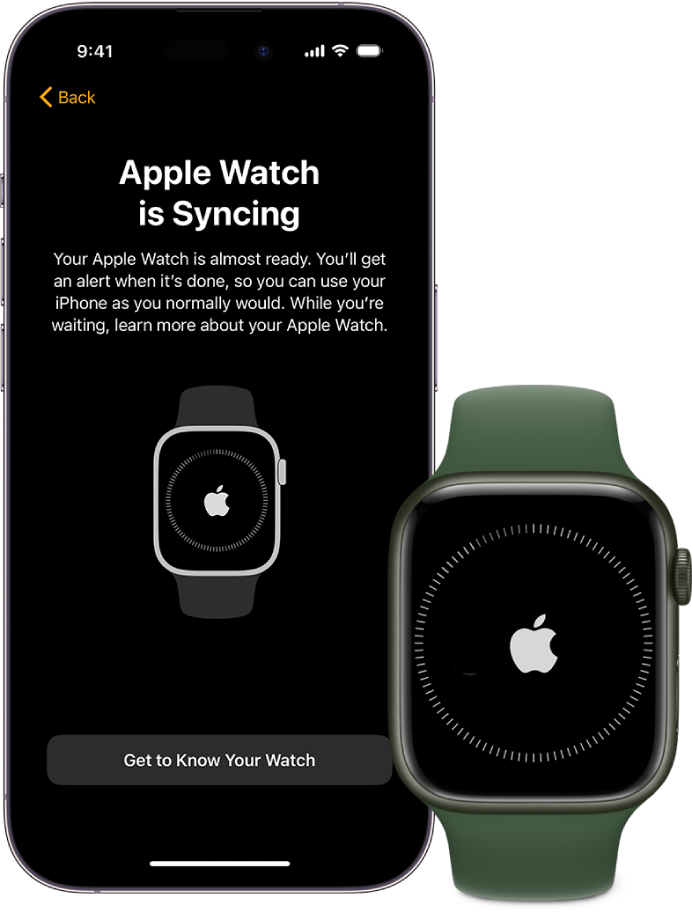 Vienas šalia kito padėti „iPhone“ ir „Apple Watch“. „iPhone“ ekrane rodoma „Apple Watch is Syncing“. „Apple Watch“ rodoma sinchronizavimo eiga.