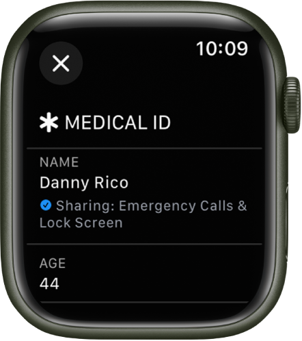 „Apple Watch“ ekranas „Medical ID“, kuriame rodomi naudotojo vardas ir amžius. Po vardu esanti varnelė nurodo, kad „Medical ID“ yra bendrinamas užrakinimo ekrane. Viršuje kairėje pateiktas mygtukas „Close“.