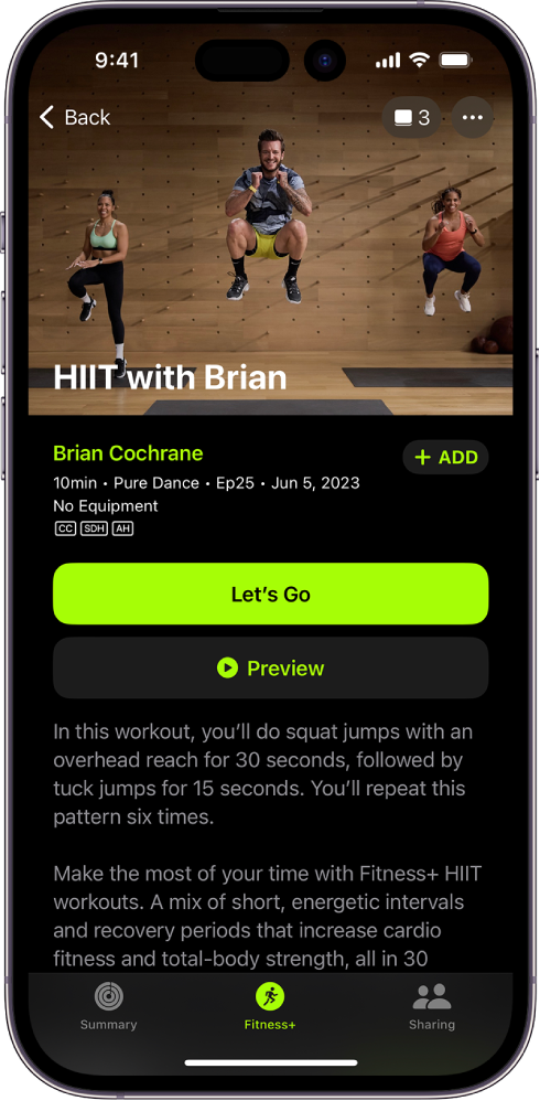 „Apple Fitness+“ ekranas, kuriame rodoma treniruotė. Treniruotę vedančių trenerių vaizdas yra ekrano viršuje. Centre yra treniruotės pavadinimas ir treniruotę vedančio trenerio vardas. Treniruotės pradžios ir peržiūros mygtukai yra virš treniruotės informacijos.