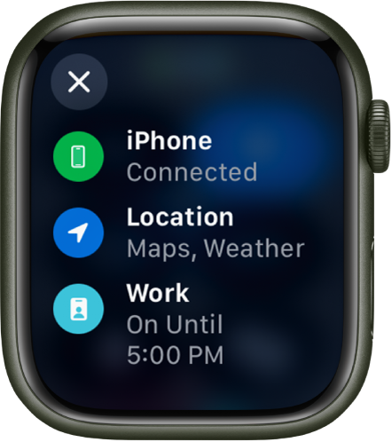 Izvēlnes Control Center statuss, kur redzams pievienots iPhone tālrunis, lietotnes Maps un Weather izmanto Location, un Work ir iestatīts līdz 17:00.
