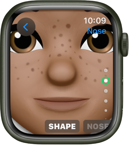 Memoji lietotne Apple Watch pulkstenī, kurā redzams rediģēšanas ekrāns Nose. Tajā redzams sejas tuvplāns ar degunu centrā. Apakšā redzams vārds Shape.