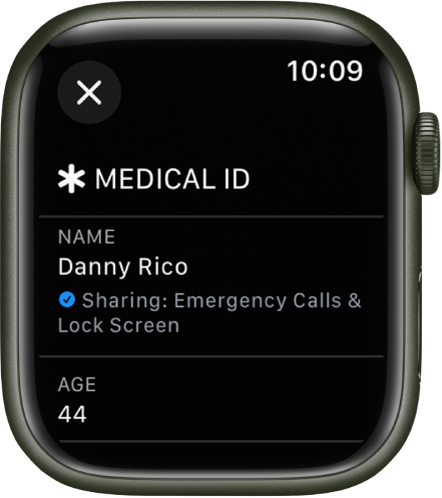 Apple Watch pulksteņa ekrānā Medical ID ir redzams lietotāja vārds un vecums. Zem vārda ir atzīme, kas norāda, ka Medical Id tiek koplietots bloķētā ekrānā. Augšējā kreisajā stūrī atrodas poga Close.
