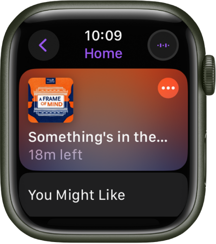 Lietotnē Podcasts Apple Watch pulkstenī ir redzams ekrāns Home ar apraides māksliniecisko noformējumu. Pieskarieties noformējumam, lai atskaņotu epizodi.