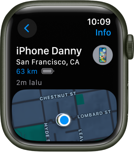 App Cari Peranti menunjukkan lokasi iPhone. Nama peranti berada di bahagian atas, dengan lokasi, jarak, pengecasan bateri semasa dan masa terakhir peranti bertindak balas di bawah. Separuh bahagian bawah skrin menunjukkan peta dengan titik yang menunjukkan lokasi anggaran peranti. Butang Balik berada di bahagian kiri atas.