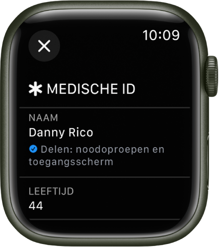 Het scherm met een medische ID op de Apple Watch, met de naam en leeftijd van de gebruiker. Onder de naam staat een vinkje, om aan te geven dat de medische ID wordt gedeeld op het toegangsscherm. Linksbovenin staat de sluitknop.