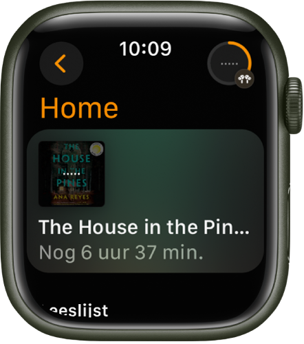 Het scherm 'Home' in de Audioboeken-app. Rechtsbovenin bevindt zich de knop 'Huidige'. In het midden is het boek te zien dat momenteel wordt afgespeeld, met links onder de titel de resterende tijd.