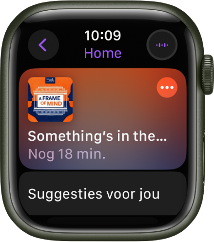 De Podcasts-app op de Apple Watch met het scherm 'Home', waarin een podcastillustratie te zien is. Tik op de afbeelding om de aflevering af te spelen.