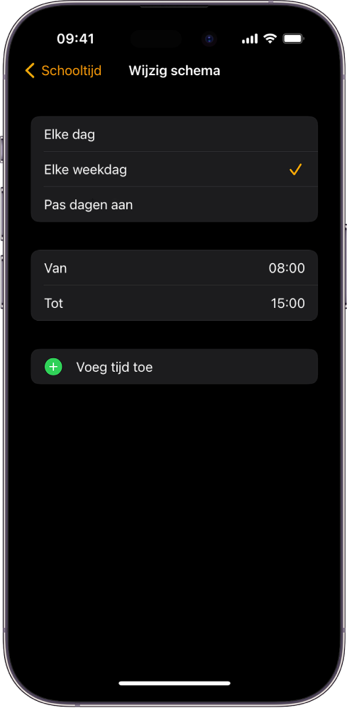 Een iPhone met het scherm 'Wijzig schema' voor Schooltijd. Bovenin staan de opties 'Elke dag', 'Elke weekdag' en 'Pas dagen aan', waarbij 'Elke weekdag' is geselecteerd. In het midden van het scherm staan tijdstippen bij 'Van' en 'Tot' en onderin staat de knop 'Voeg tijd toe'.